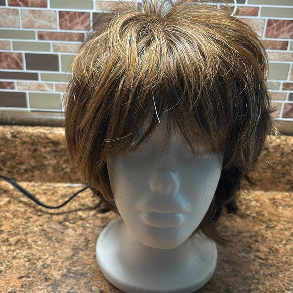 Raquel Welch  Brown frosted Wig for Women - Picture 7 of 7